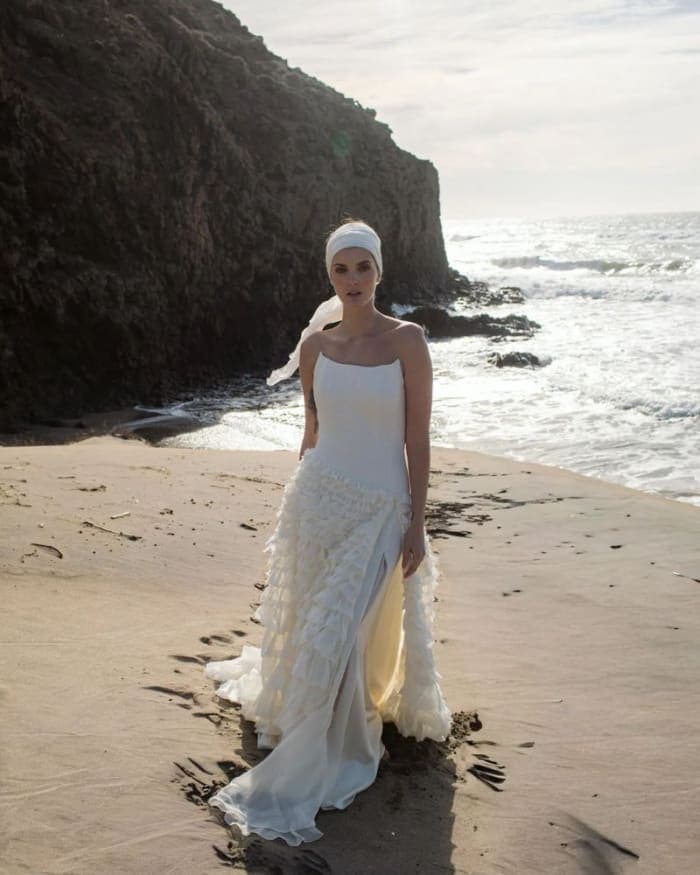 alex-vidals-new-wedding-dresses-a-contemporary-ode-to-nature-by-dos-mas-en-la-mesa-2.jpg