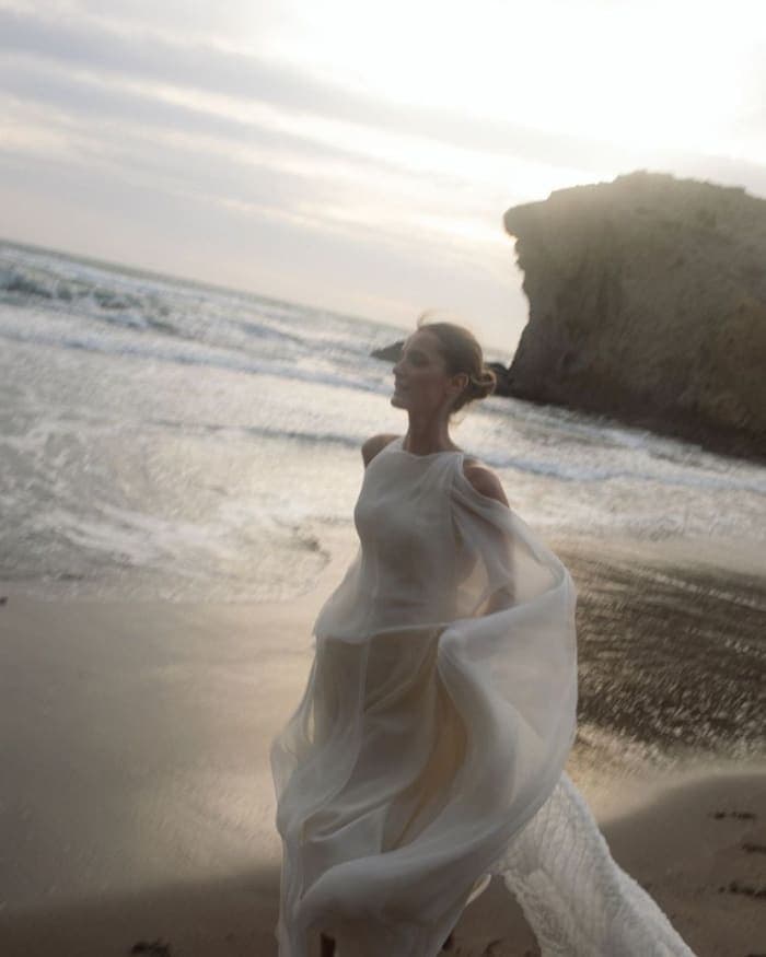 alex-vidals-new-wedding-dresses-a-contemporary-ode-to-nature-by-dos-mas-en-la-mesa-4.jpg