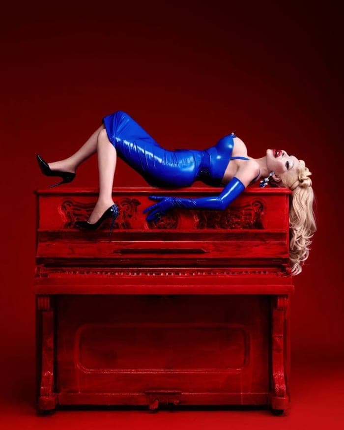 amanda-lepore-the-art-of-being-unapologetically-glamorous-2.jpg