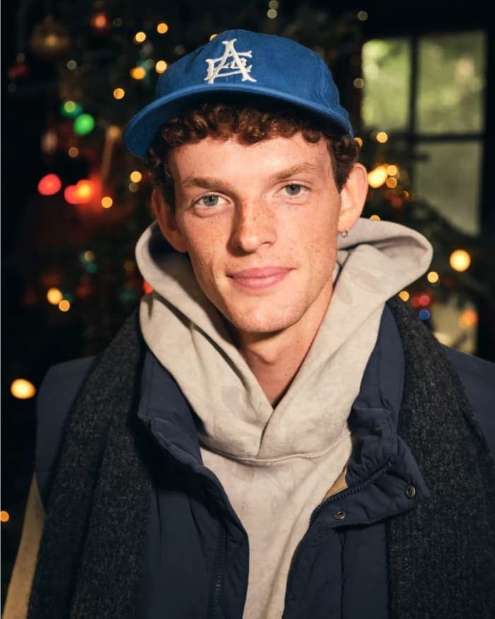american-eagle-holiday-2025-campaign-2.jpg