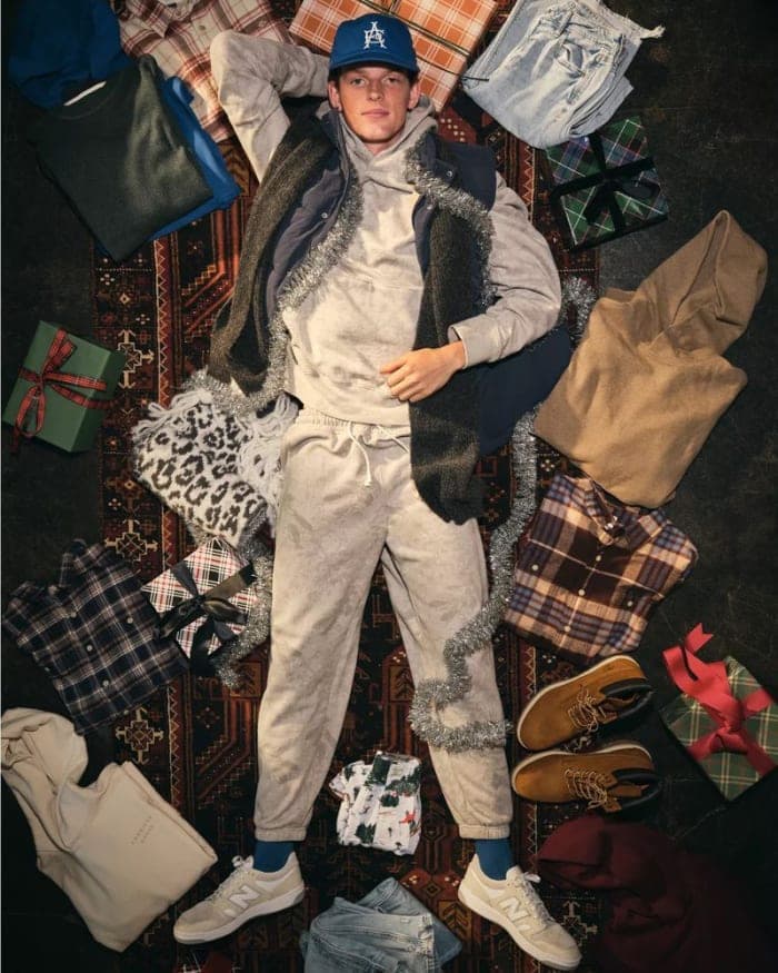 american-eagle-holiday-2025-campaign-4.jpg