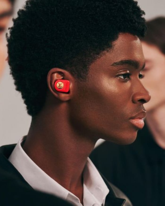 louis-vuitton-horizon-earphones-spring-2020-2.jpg