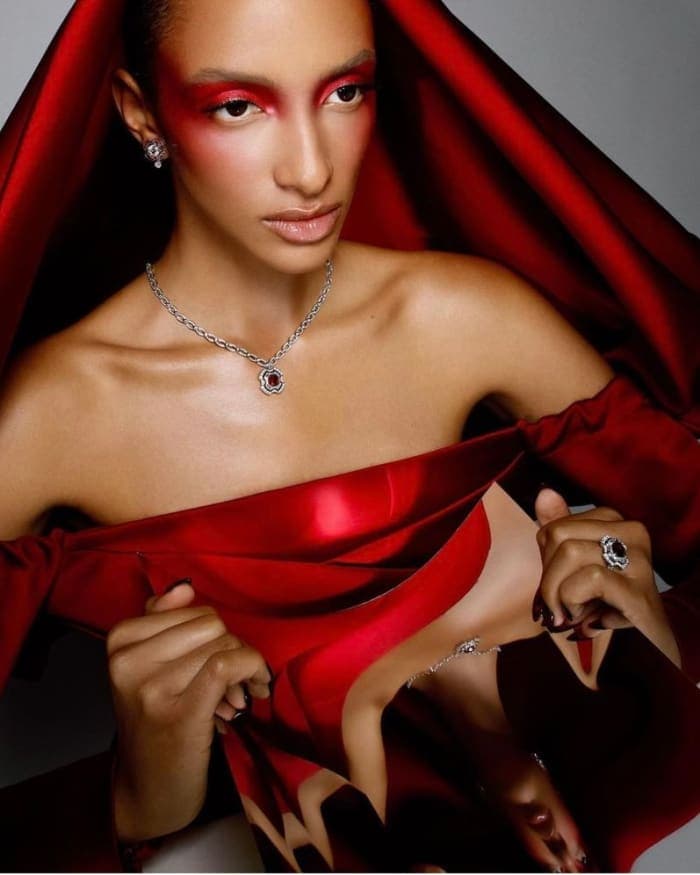 special-high-jewelry-embrace-the-drama-3.jpg